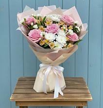 Букет цветов из:  Гвоздики, Орхидеи и Розы в Цибанобалка