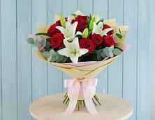 Букет цветов из:  Лилии и Розы в Цибанобалка