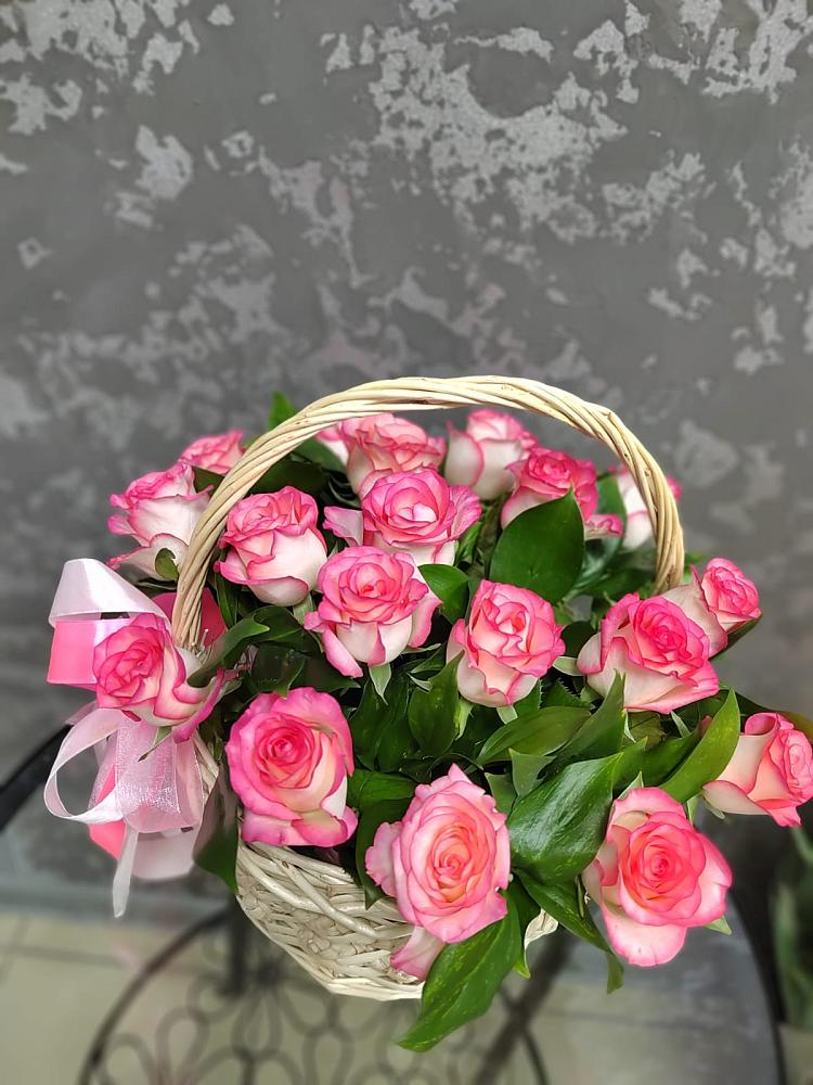 Цветочная композиция из Розы в корзине в Цибанобалка