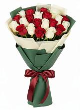 Букет Микс из красных и белых роз в Цибанобалка
