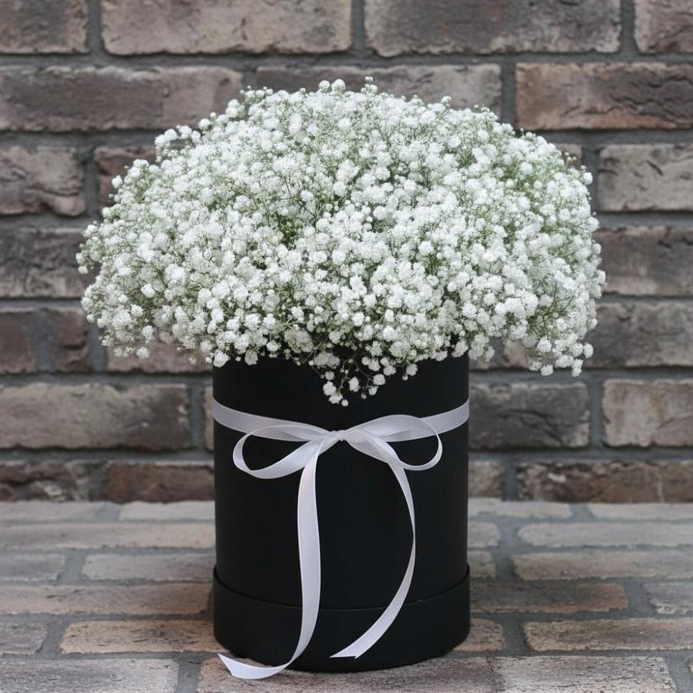 Цветочная композиция из Гипсофила в шляпной коробке в Цибанобалка