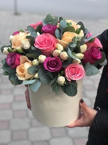Цветочная композиция из Розы в шляпной коробке в Цибанобалка