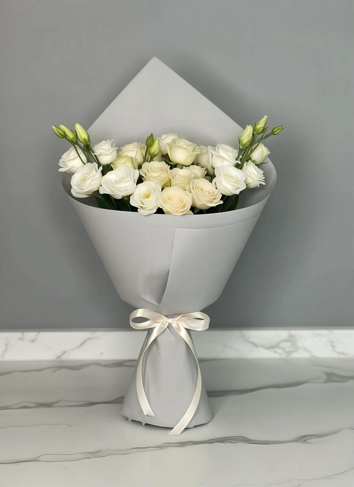 Букет цветов из: Розы и Лизиантусы в Цибанобалка