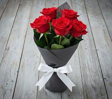 Букет 5 Красных роз Эдлесс Лав в Цибанобалка