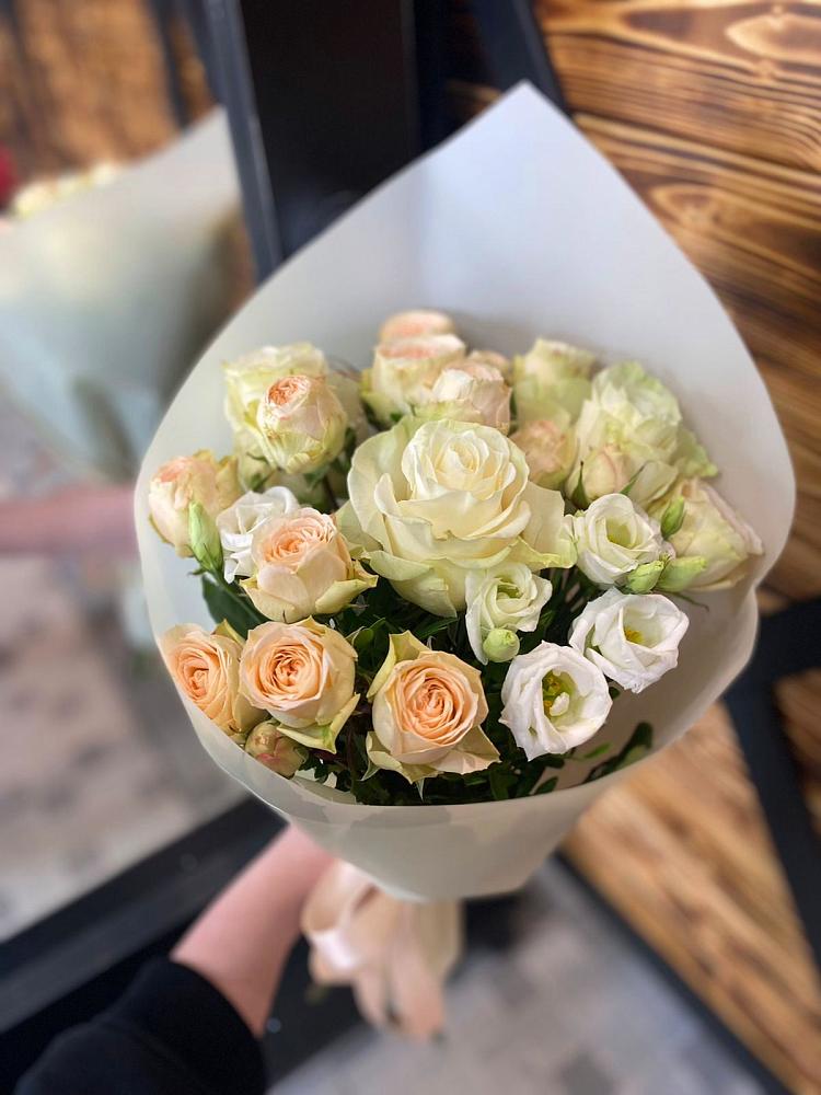 Букет цветов из: Розы и Лизиантусы в Цибанобалка